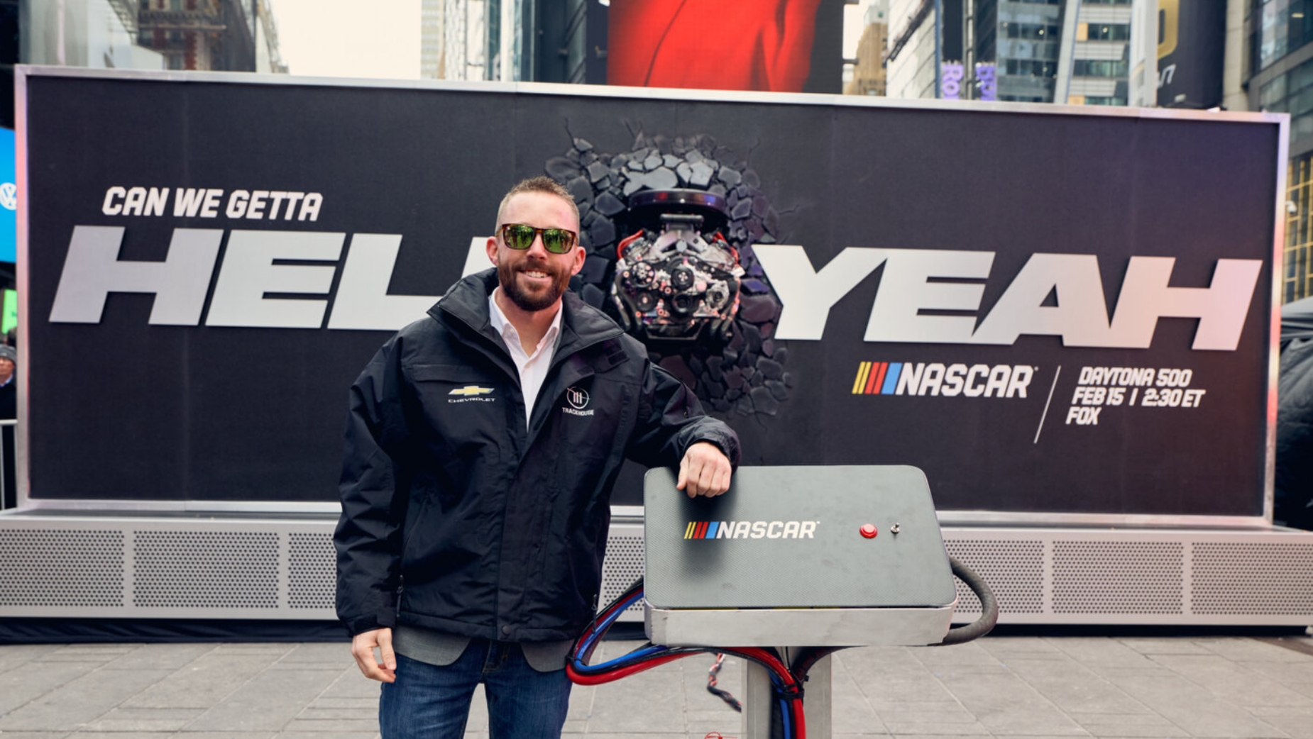 Detalle de activación NASCAR en Times Square con elemento de motor