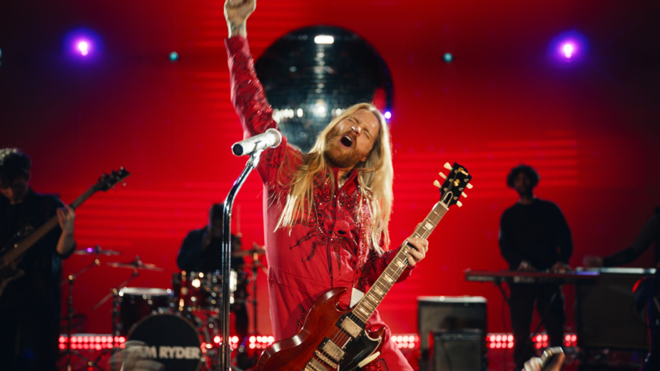 Sam Ryder Color In Sam Ryder Helps Superfans Take the Ultimate Selfie in Vodafone EVO Spot ...