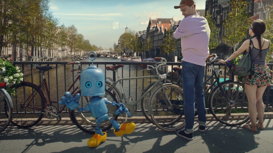 O2’s Little Blue Robot Bubl Shares Weird and Wonderful Holiday Moments ...