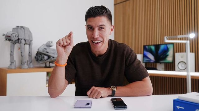 Karl Conrad revisits his early folding-phone impressions for Samsung Canada's Re-Reviews series