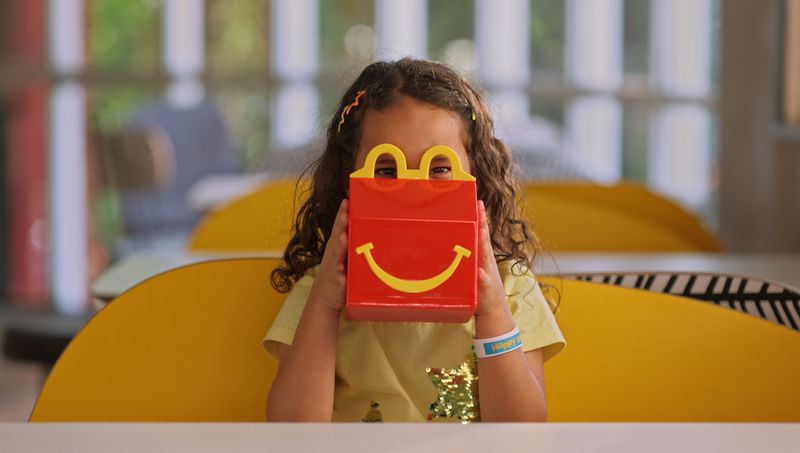 McDonald’s Happy View 将金拱门餐盒改造成儿童视力初筛工具