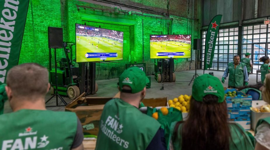 Heineken anima a trabajadores estadounidenses a hacer voluntariado y ver el Mundial 2026 2 Heineken Fan Volunteers.kdhbwWoK