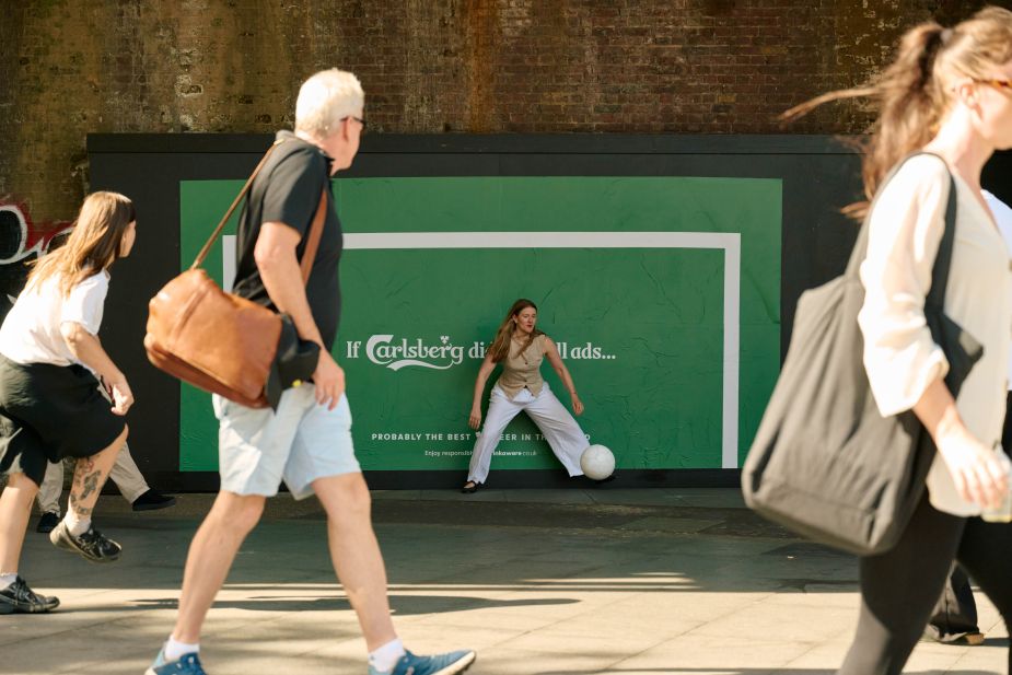Carlsberg Goal Posters campaign turning walls into playable football goals